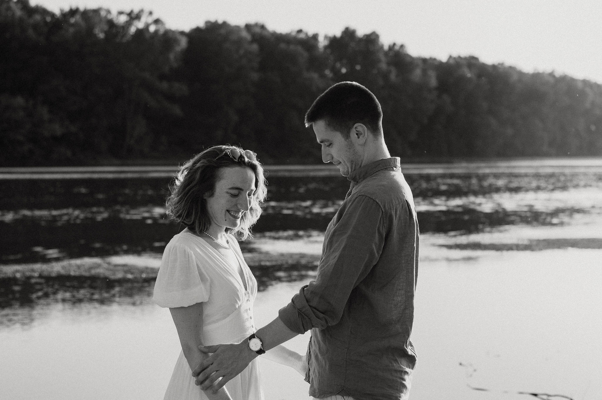 Photo noir et blanc d'un couple front contre front, complicité et tendresse au bord de l'eau