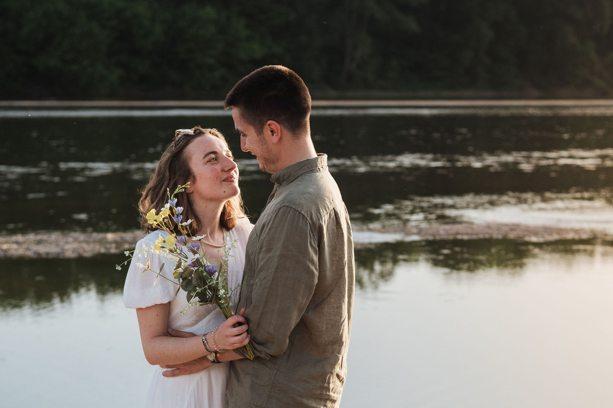 Couple tendre front contre front, elle porte une couronne de fleurs, lumière du soir à Combleux