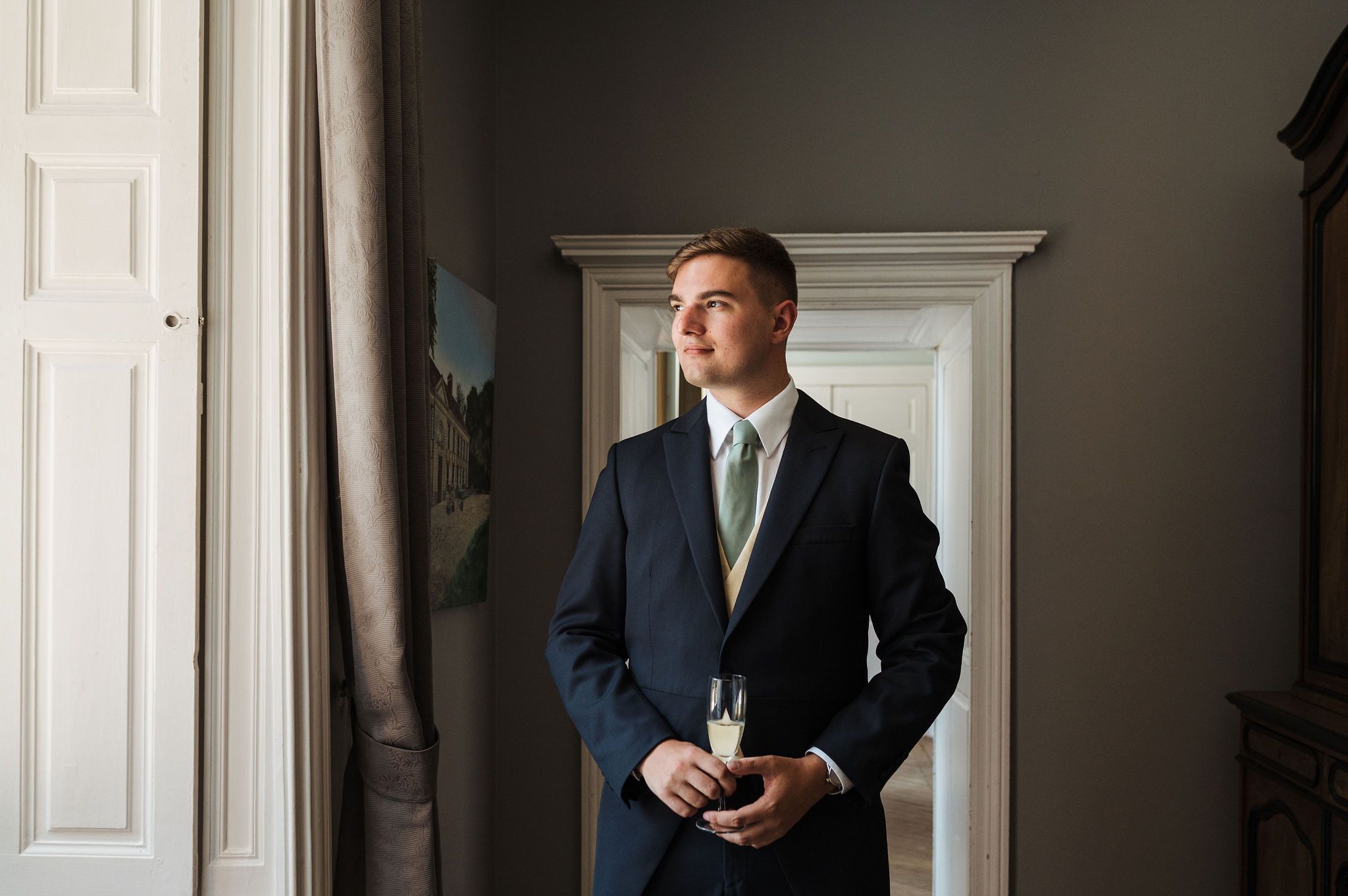 Thomas se prépare avant la cérémonie - Mariage Domaine de Vauluisant