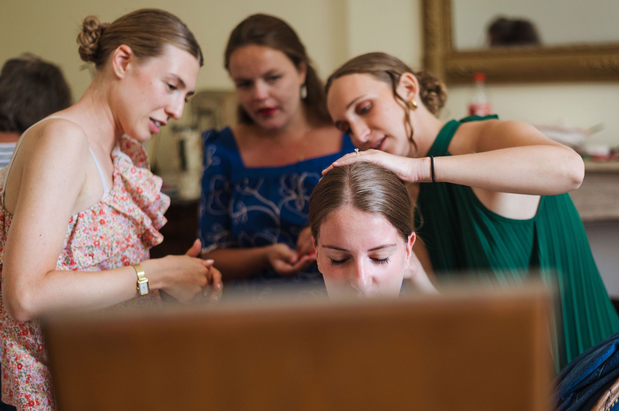 Derniers préparatifs de la coiffure de Mathilde - Mariage Domaine de Vauluisant