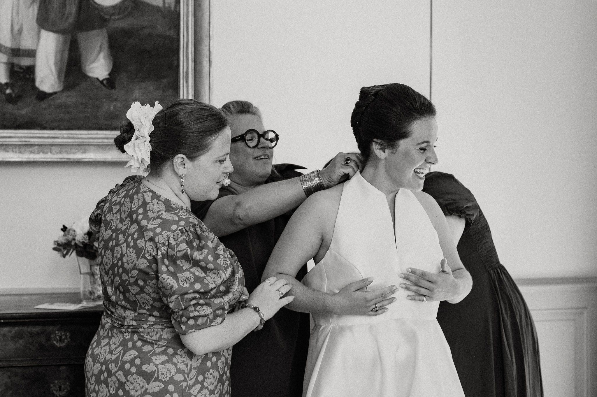 Préparatifs de la mariée avec sa famille - Mariage Domaine de Vauluisant