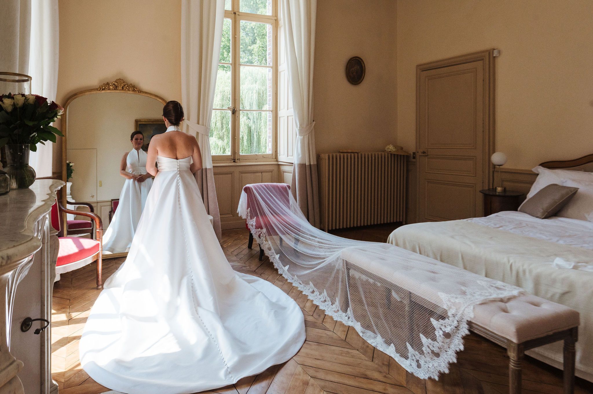 Mathilde de dos, robe et traîne avant la cérémonie - Domaine de Vauluisant