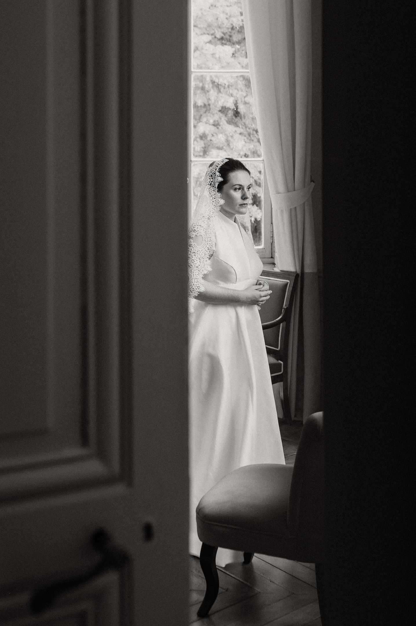 Portrait intime de Mathilde avant la cérémonie - Mariage Domaine de Vauluisant