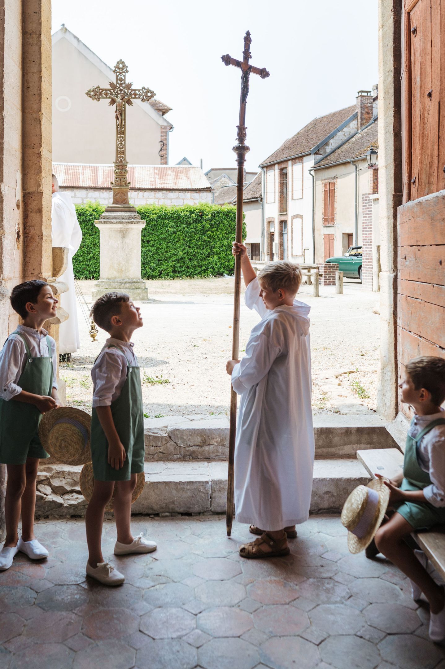 Les enfants du cortège devant l'église Notre-Dame de Villeneuve-l'Archevêque