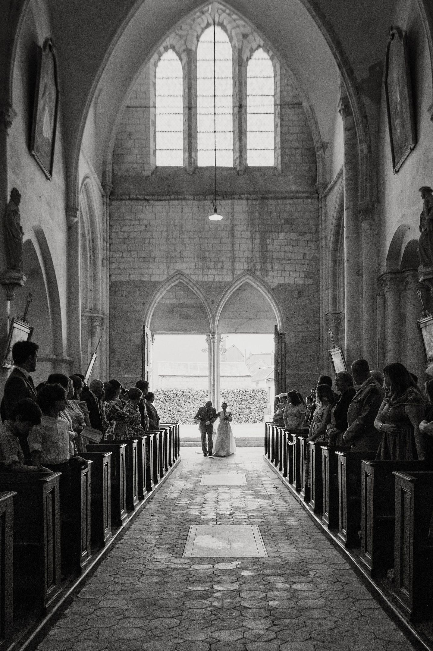 Arrivée des invités à l'église Notre-Dame de Villeneuve-l'Archevêque