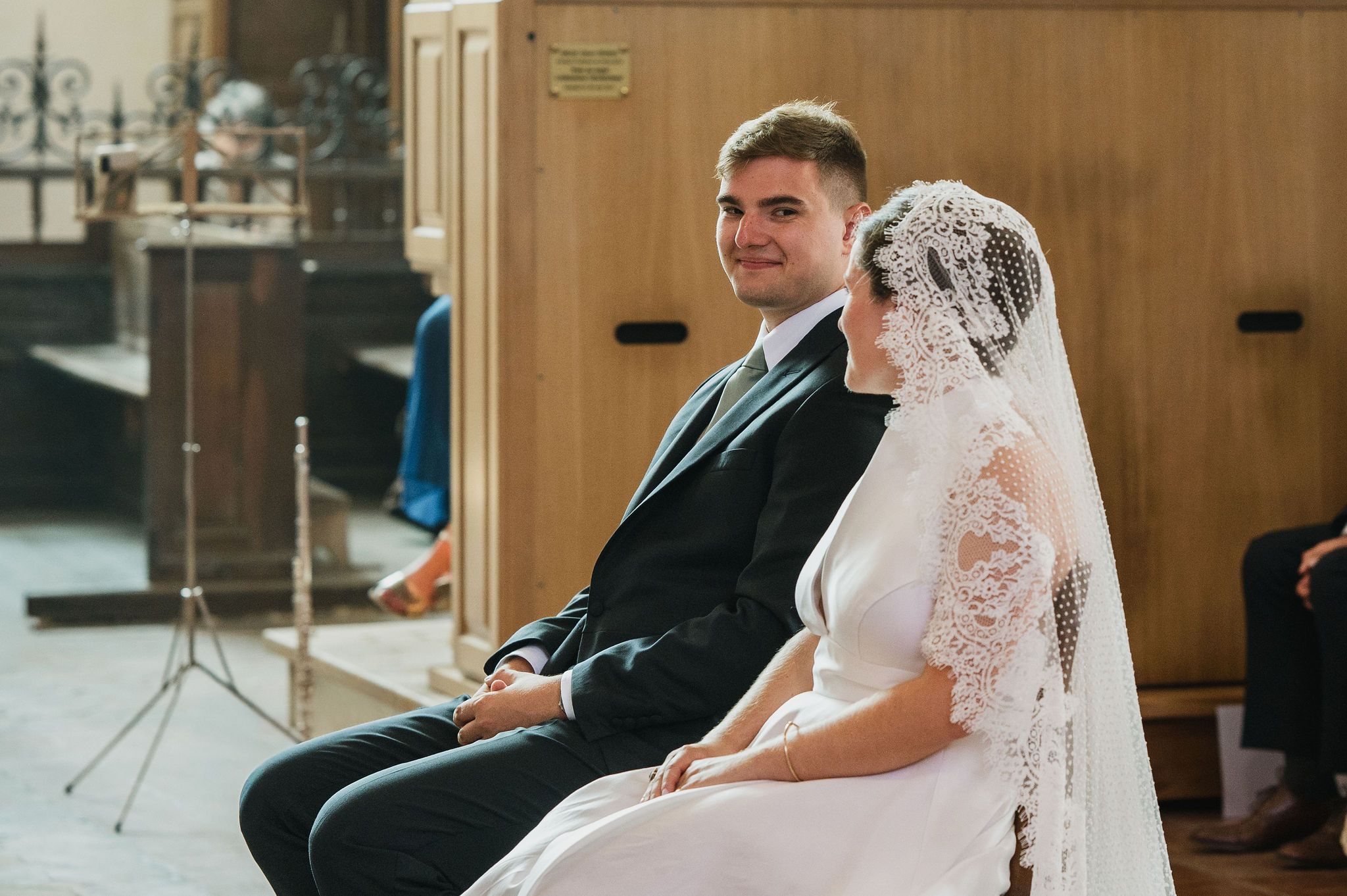 Mathilde et Thomas réunis à l'entrée de l'église - Mariage Domaine de Vauluisant