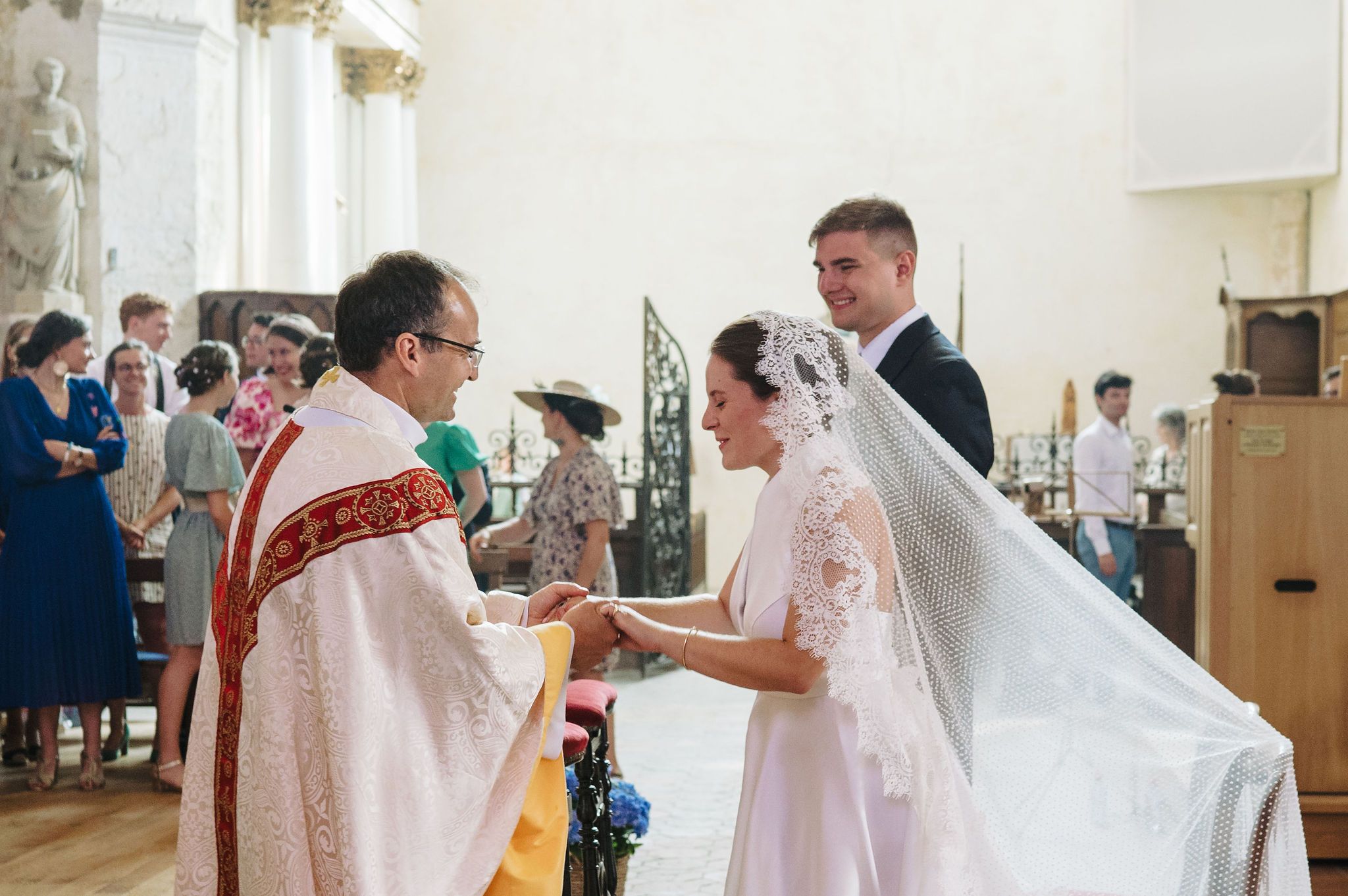 Échange des alliances pendant la cérémonie religieuse - Mariage Mathilde et Thomas