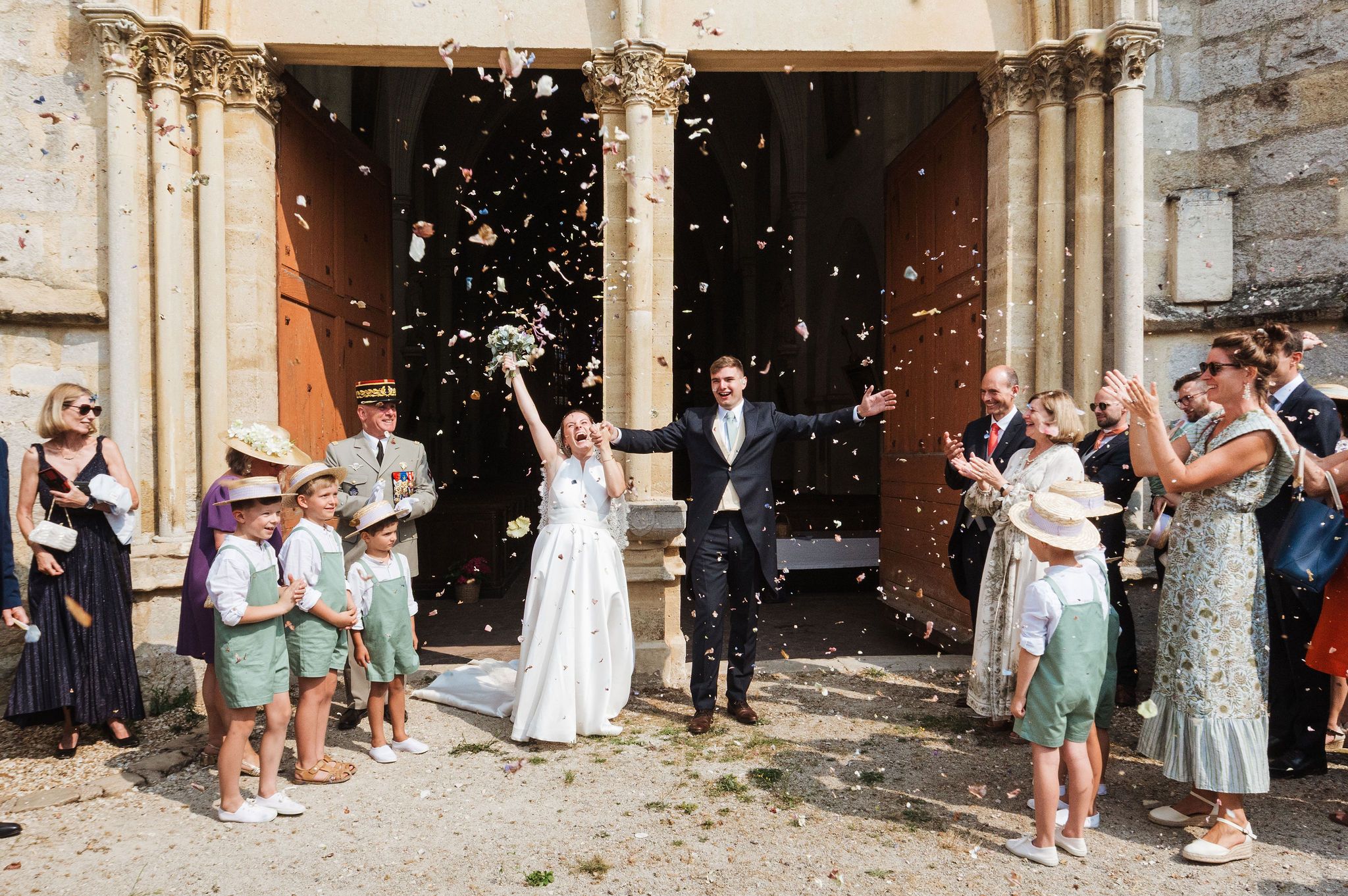 La sortie d'église sous les confettis