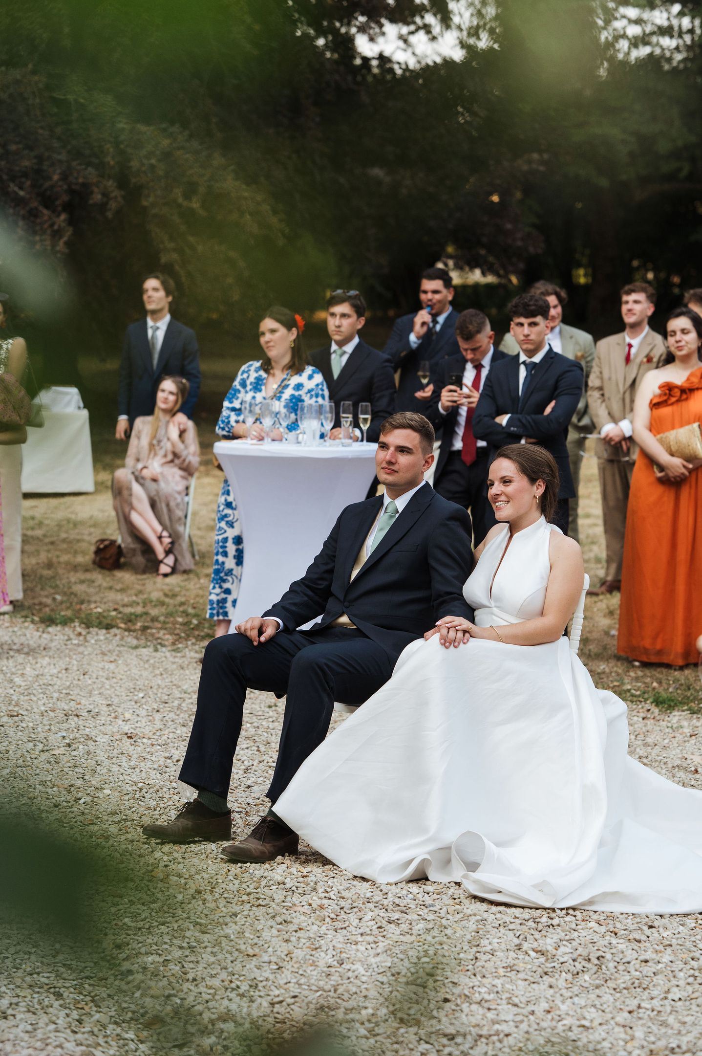 Photo de groupe avec les invités - Mariage Domaine de Vauluisant