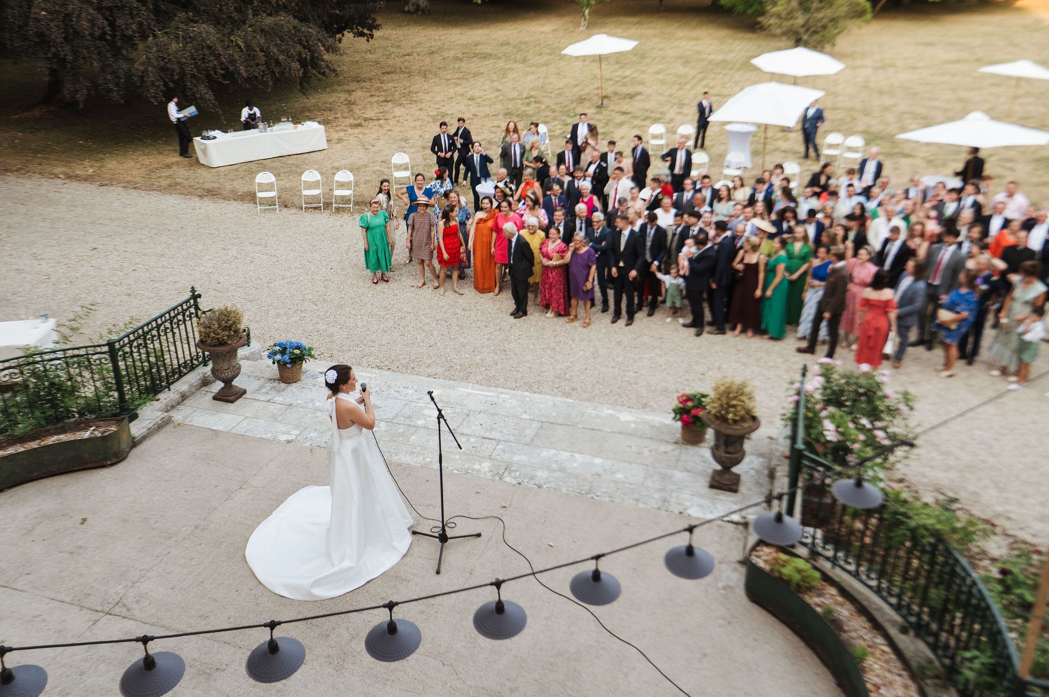 Photo de groupe avec tous les invités - Domaine de Vauluisant