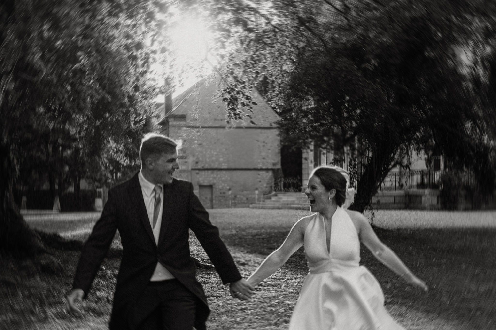 Séance photo des mariés dans le parc du Domaine de Vauluisant
