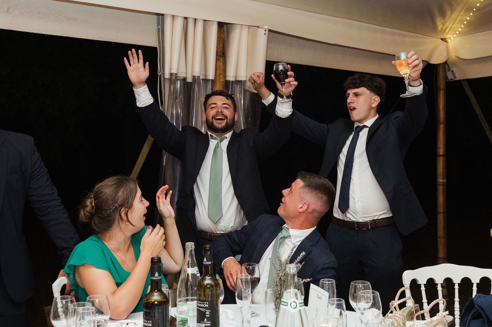 Toast et bonne humeur pendant la soirée de mariage - Domaine de Vauluisant