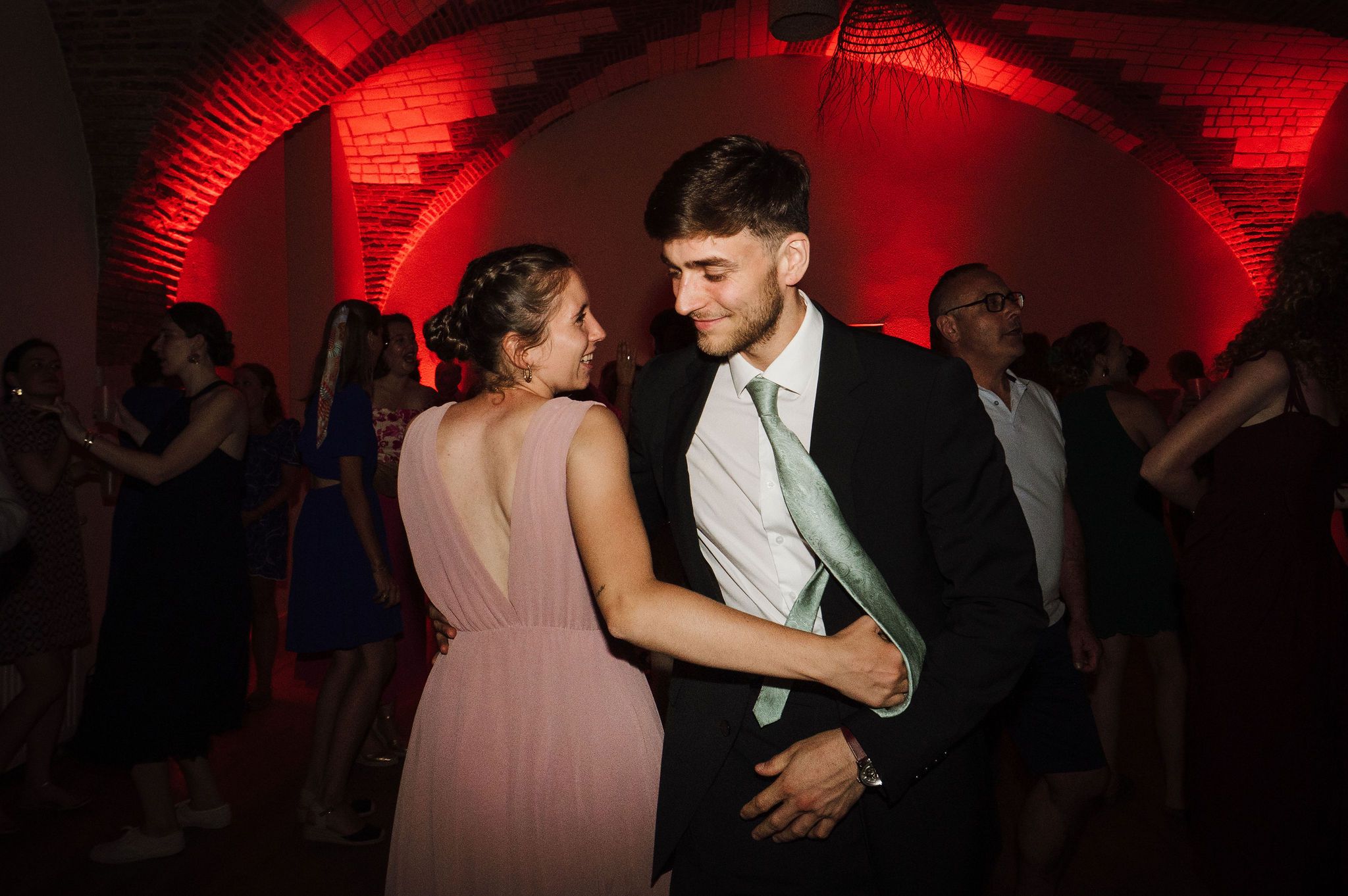 Instant complice entre invités pendant la soirée - Mariage Domaine de Vauluisant
