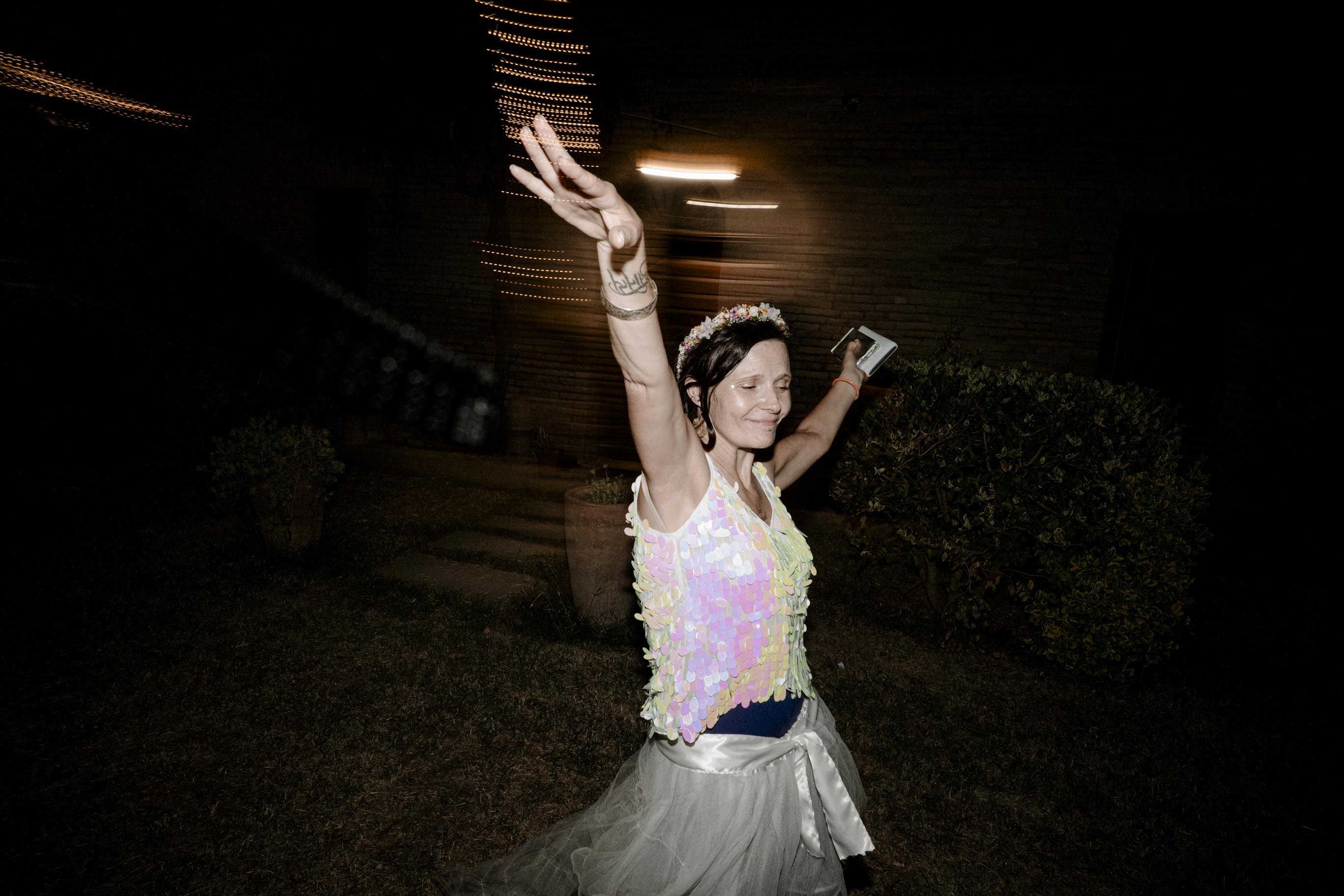 La mariée dansant joyeusement en soirée, robe en mouvement