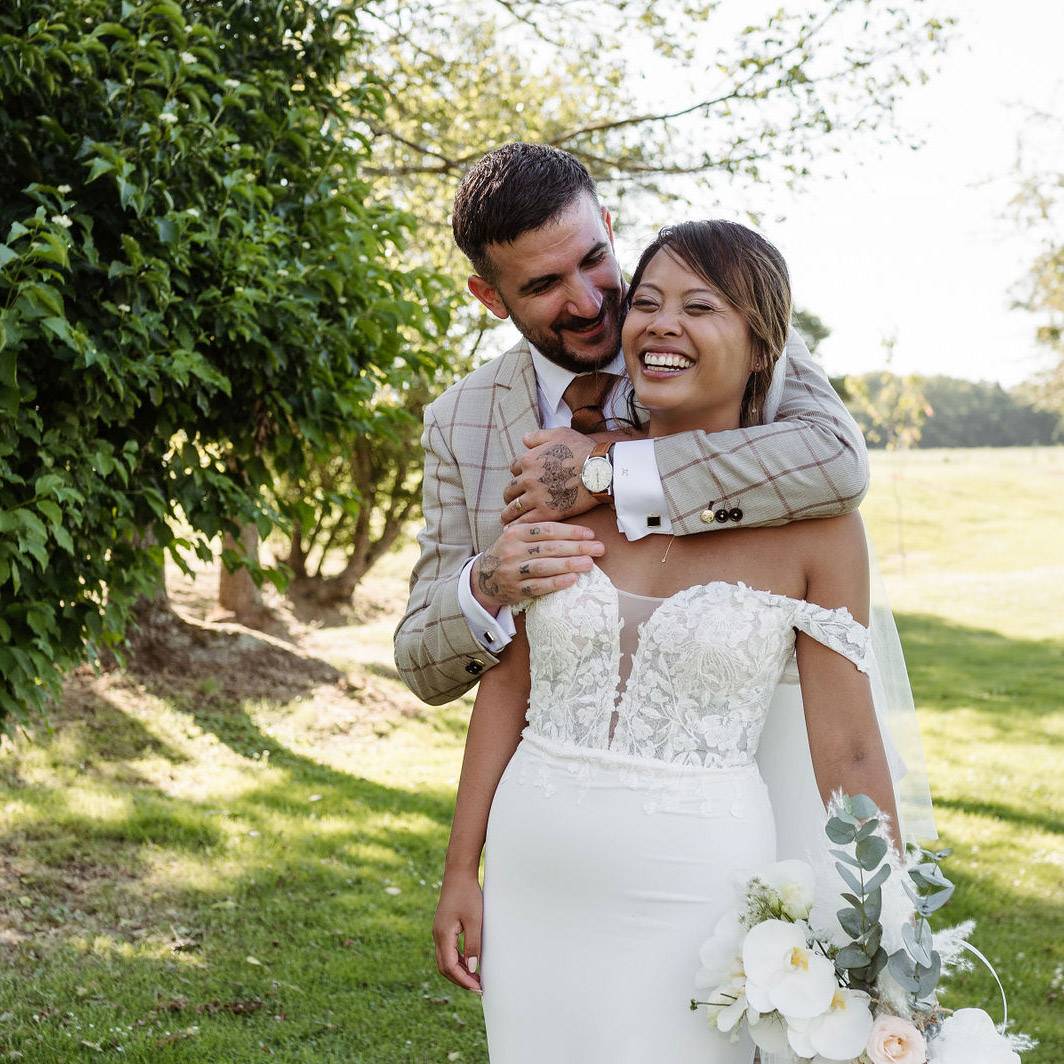 Couple souriant lors d un mariage a Orleans