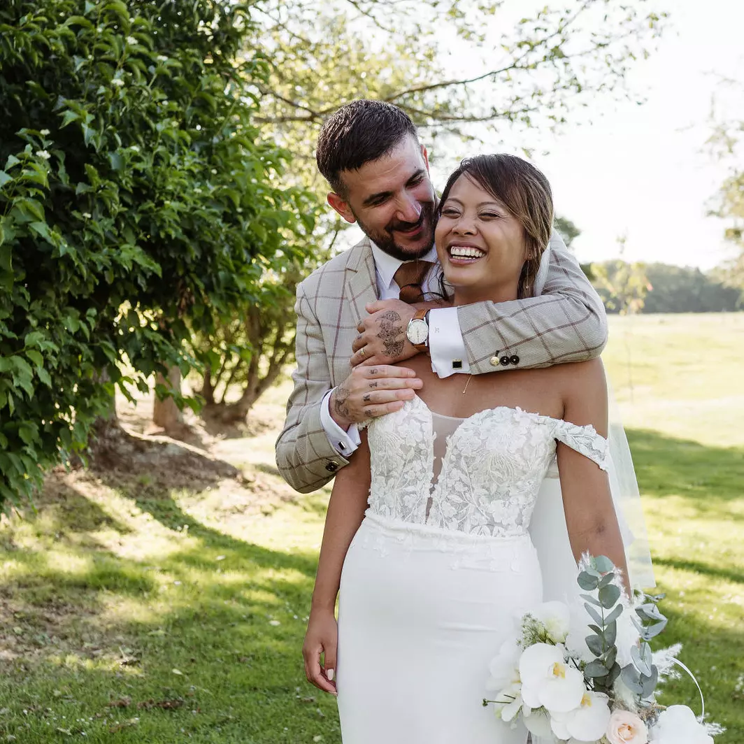 Couple souriant lors d un mariage a Orleans